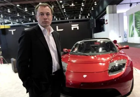 Elon Musk mit Tesla Roadster im Jahr 2008