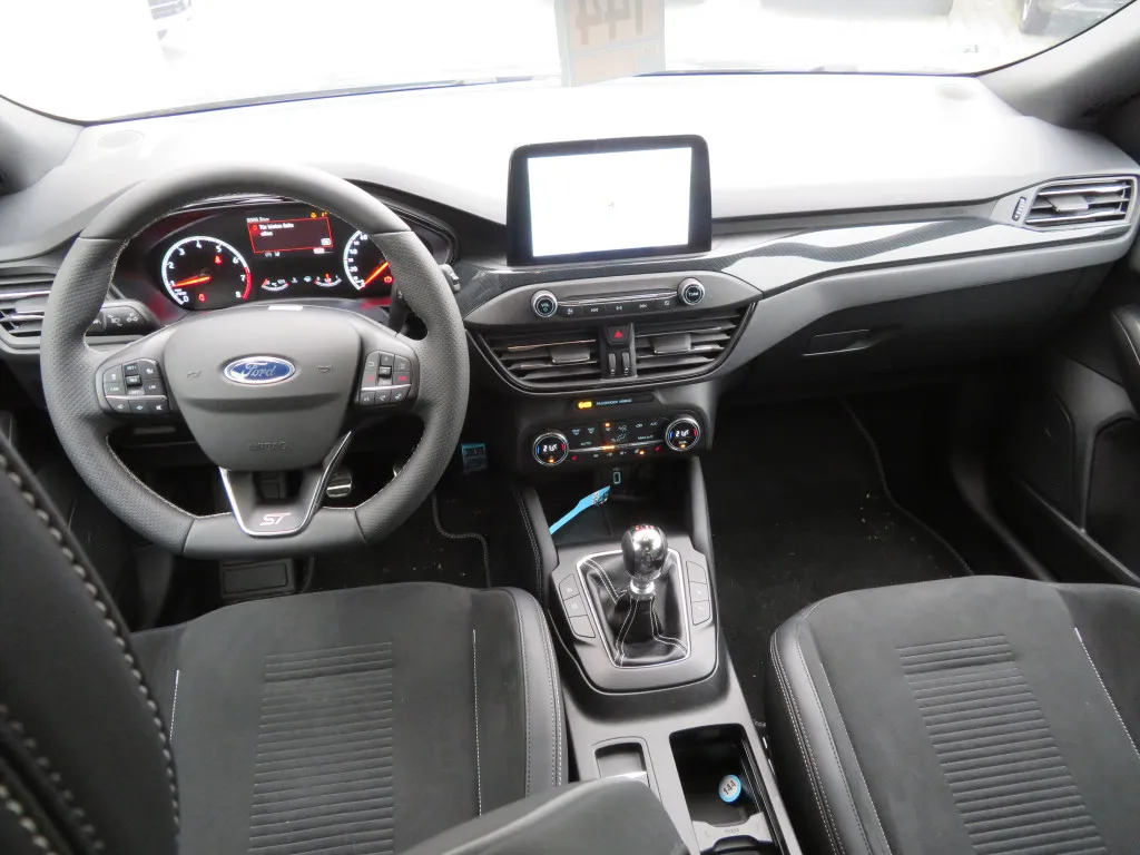 Ford Focus TURNIER 2,3 ST*STYLING PAKET*PERFORMANCE* Image 9