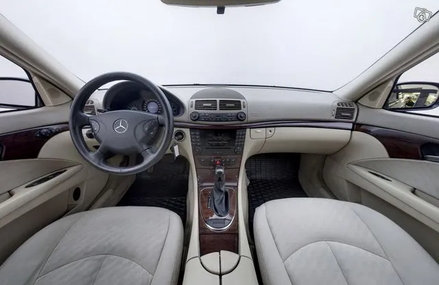 Mercedes-Benz E 220 220 CDI A / Lohkolämmitin / Osittain sähkösäädettävät etuistuimet / 2X Renkaat / Vakkari / Image 9